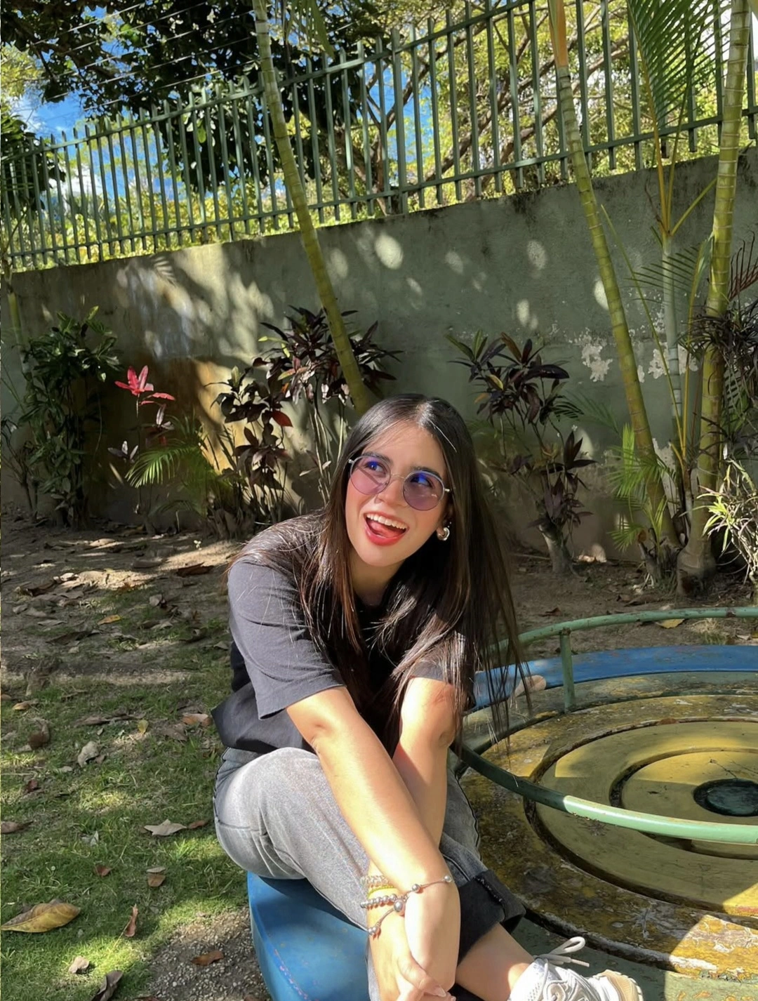 Jisnney Caicedo, creadora UGC, sosteniendo un telefono en un estudio calido